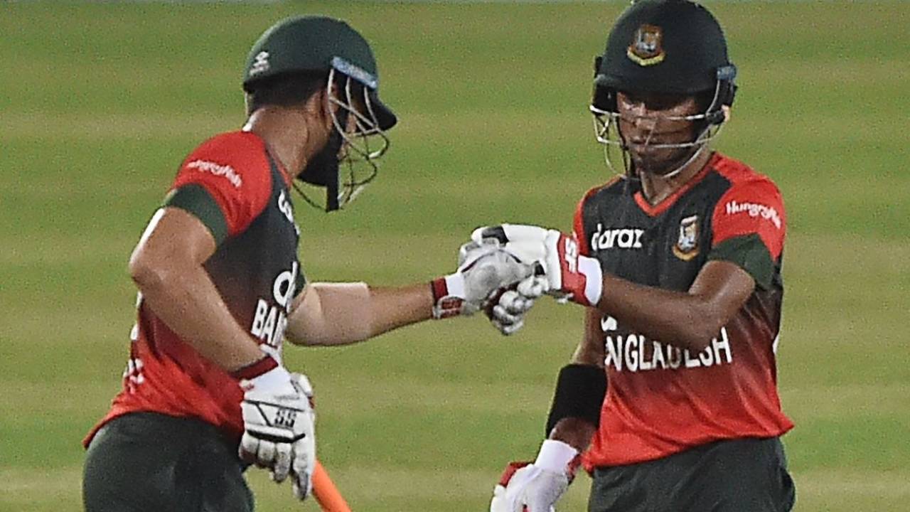 Afif Hossain and Nurul Hasan punch gloves during their stand, Bangladesh vs Australia, 2nd T20I, Dhaka, August 4, 2021