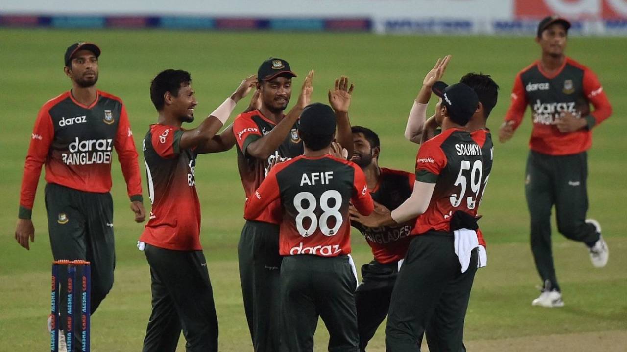 The Bangladesh players celebrate the early wicket of Matthew Wade, Bangladesh vs Australia, 3rd T20I, Dhaka, August 6, 2021