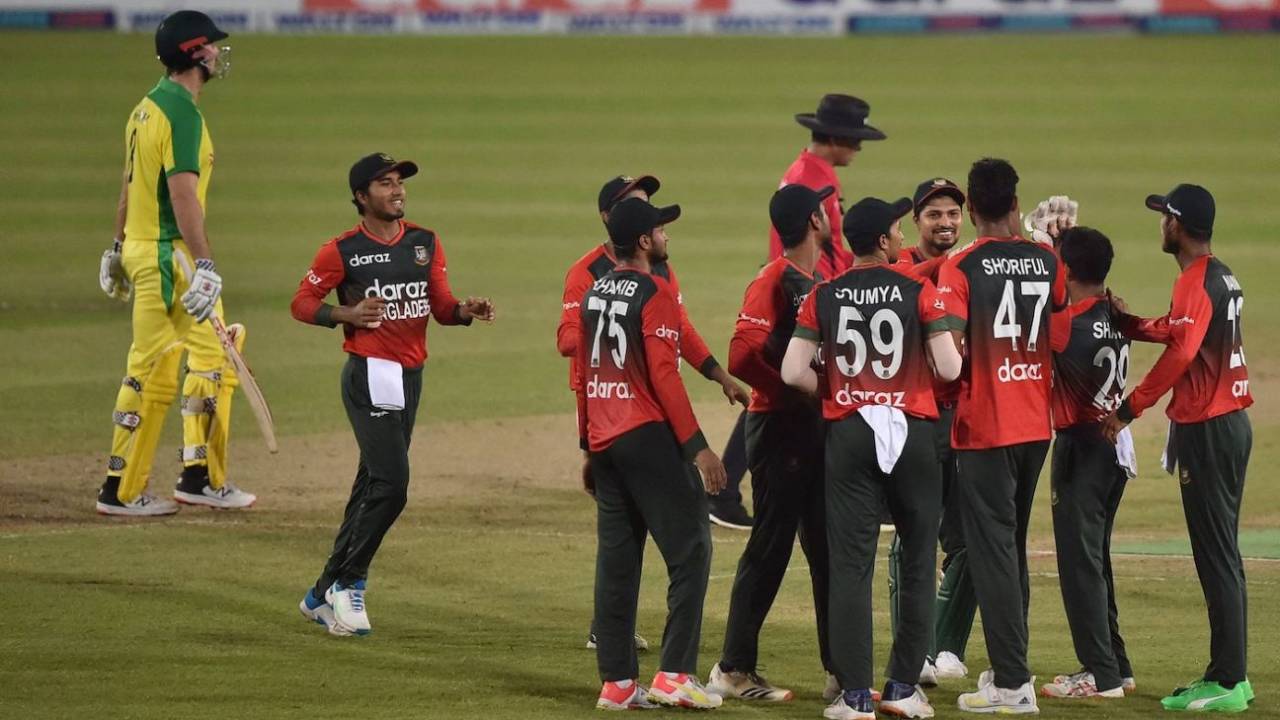 Shoriful Islam celebrates Moises Henriques' wicket with his team-mates, Bangladesh vs Australia, 3rd T20I, Dhaka, August 6, 2021