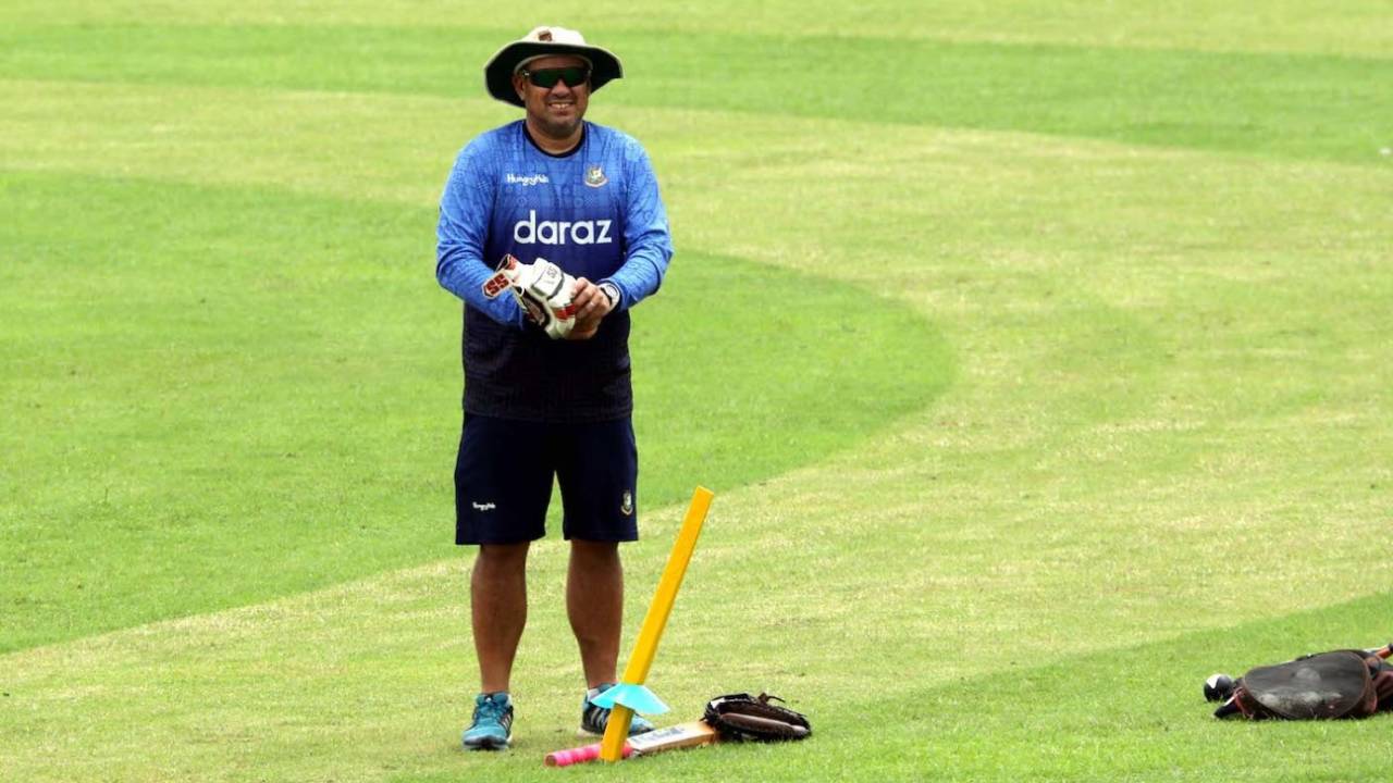 Russell Domingo trains with the T20I squad, Dhaka, August 19, 2021