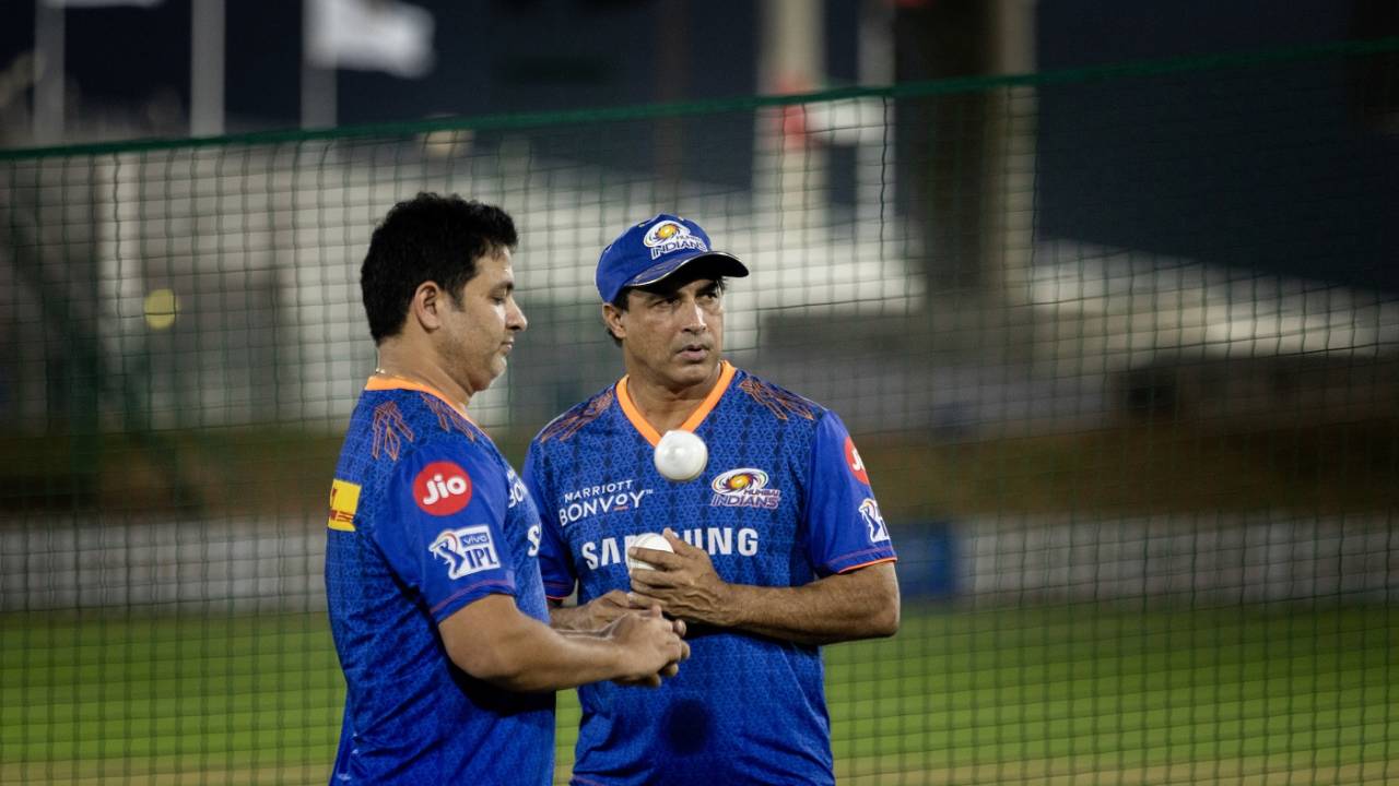 Mumbai Indians' Piyush Chawla and batting coach Robin Singh during practice
