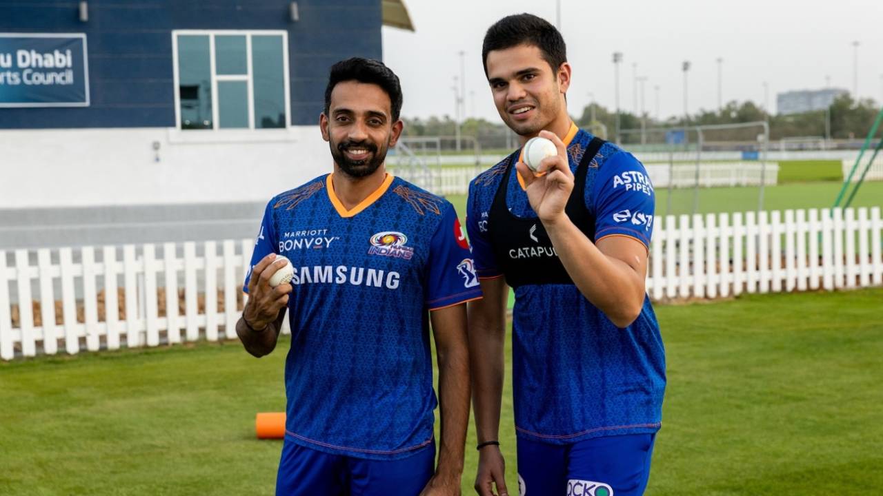 Dhawal Kulkarni and Arjun Tendulkar are all smiles during practice, IPL 2021, Abu Dhabi, August 20, 2021