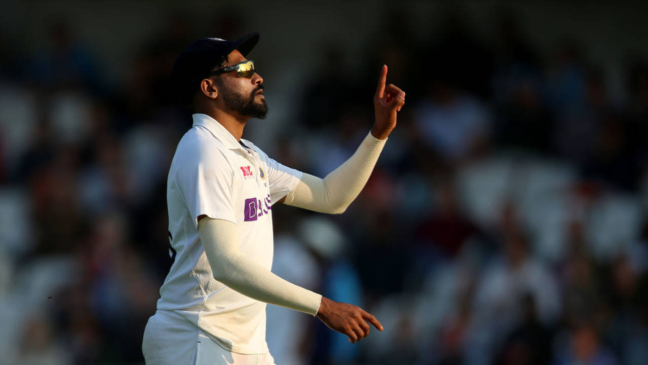 Mohammed Siraj gestures to the fans, England vs India, 3rd Test, Headingley, 1st day, August 25, 2021