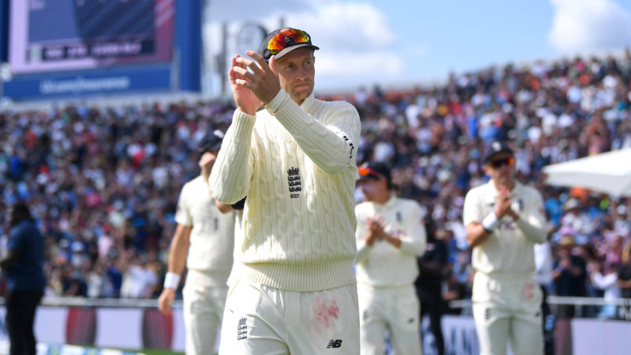 Joe Root thanks the crowd after wrapping up the win, England vs India, 3rd Test, Leeds, 4th day, August 28, 2021