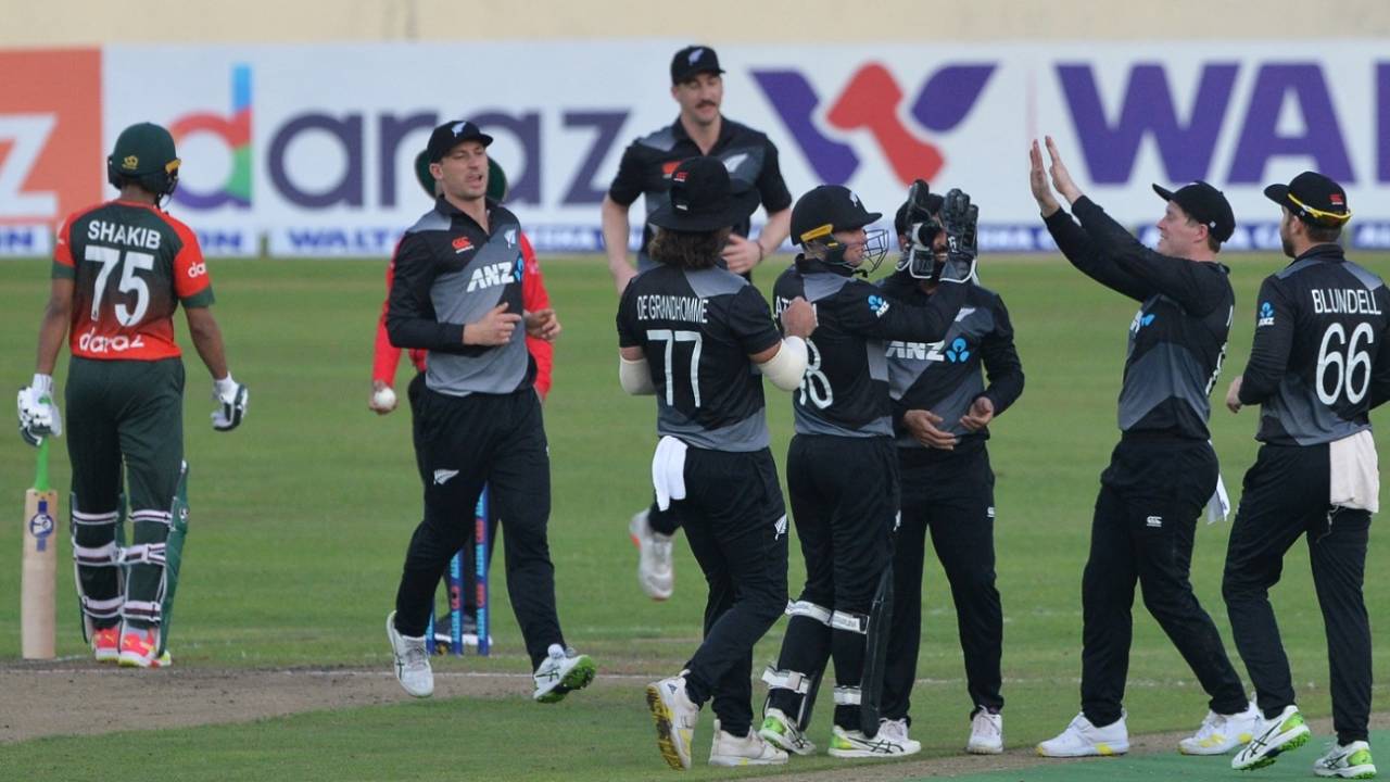 New Zealand players celebrate the dismissal of Liton Das, Bangladesh vs New Zealand, 1st T20I, Dhaka, September 1, 2021