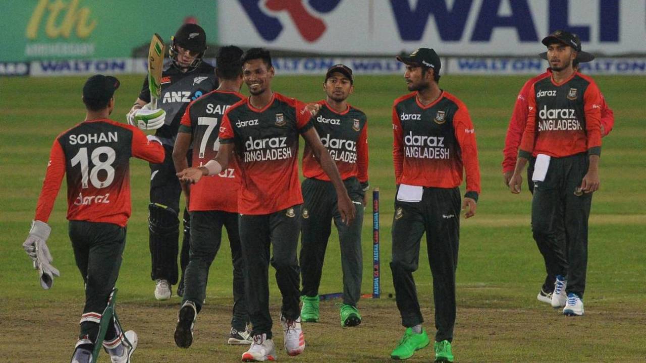 Mustafizur Rahman had a scare in the last over but managed to hold his nerves to defend 19, Bangladesh vs New Zealand, 2nd T20I, Dhaka, September 3, 2021