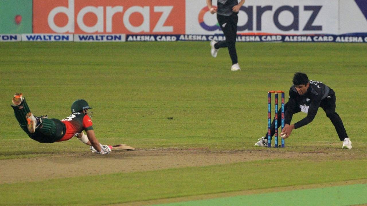 Nurul Hasan puts in the dive as Rachin Ravindra breaks the stumps, Bangladesh vs New Zealand, 1st T20I, Dhaka, September 5, 2021