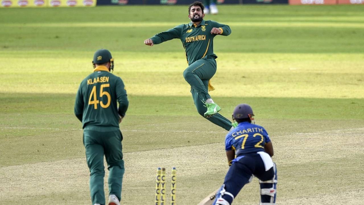 Tabraiz Shamsi takes to the air, Sri Lanka vs South Africa, 3rd ODI, Colombo, September 7, 2021