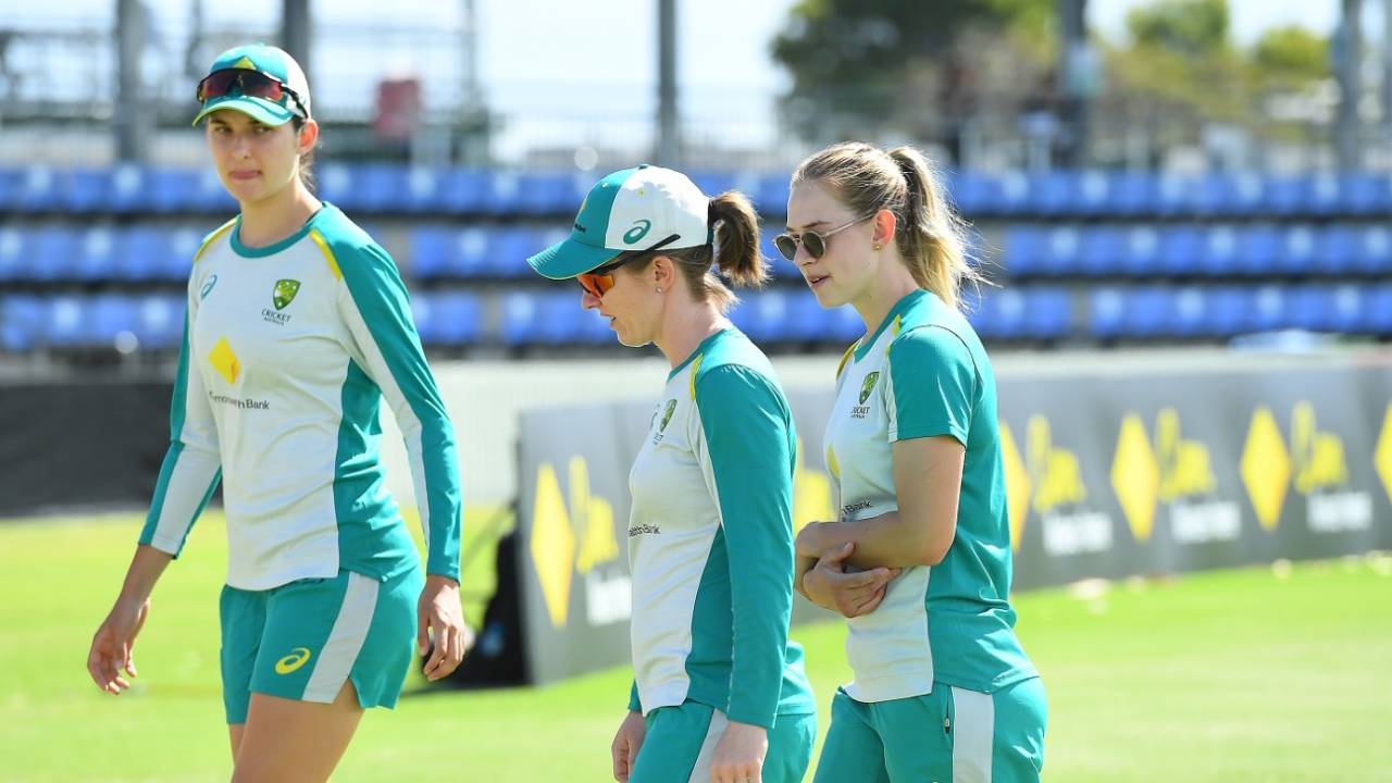 Injured Rachael Haynes has a chat with her team-mates on the morning of the second ODI, Australia Women vs India Women, 2nd ODI, Mackay, September 24, 2021