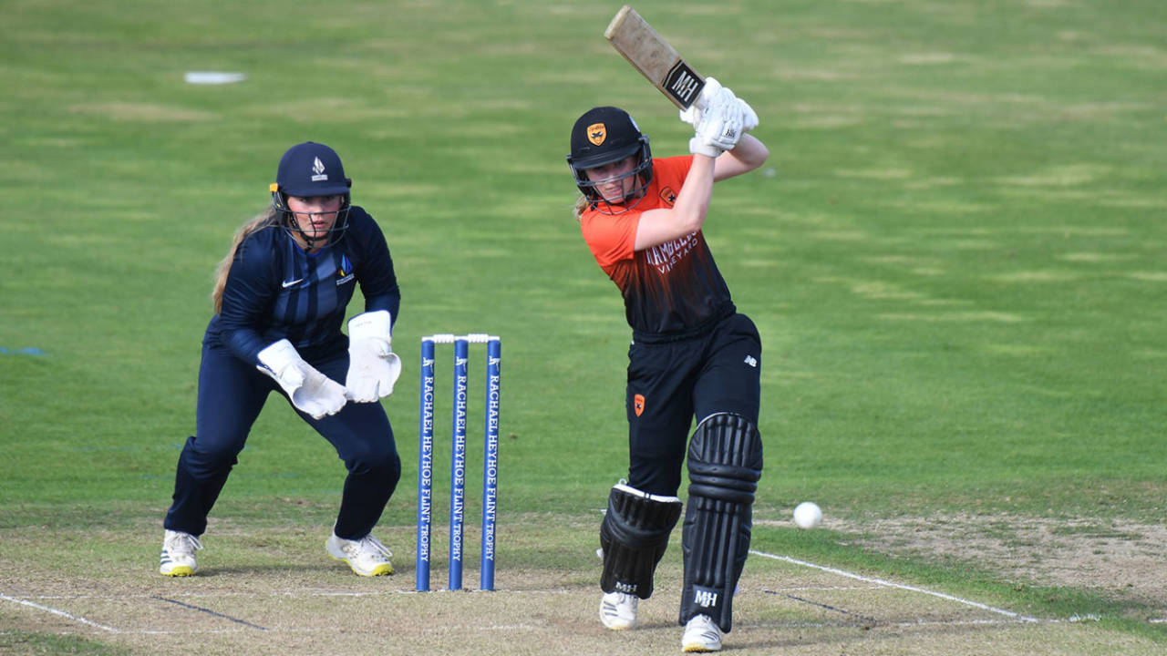 Emily Windsor made a key half-century in Vipers' chase&nbsp;&nbsp;&bull;&nbsp;&nbsp;Getty Images