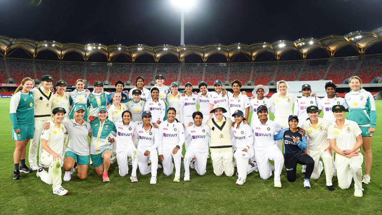 The Australia and India teams together after the drawn Test&nbsp;&nbsp;&bull;&nbsp;&nbsp;Getty Images