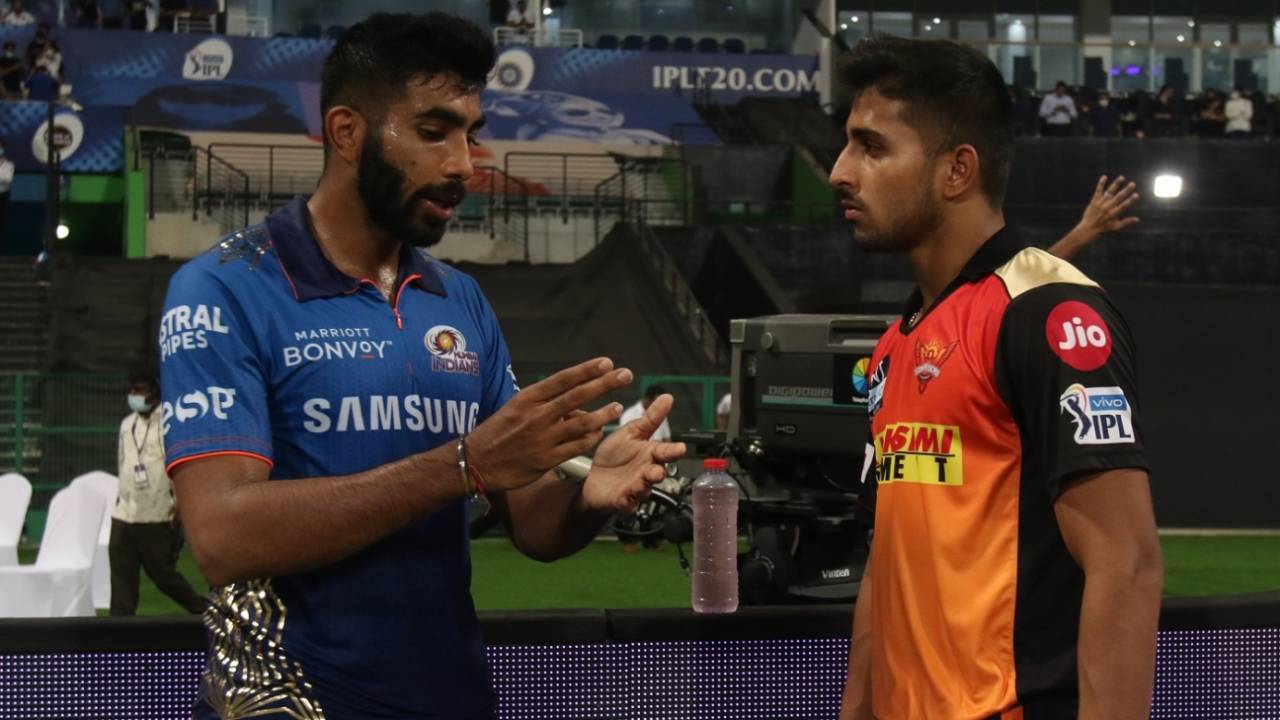 Learning from the best - Umran Malik is all ears as Jasprit Bumrah holds forth, Sunrisers Hyderabad vs Mumbai Indians, IPL 2021, Abu Dhabi, October 8, 2021