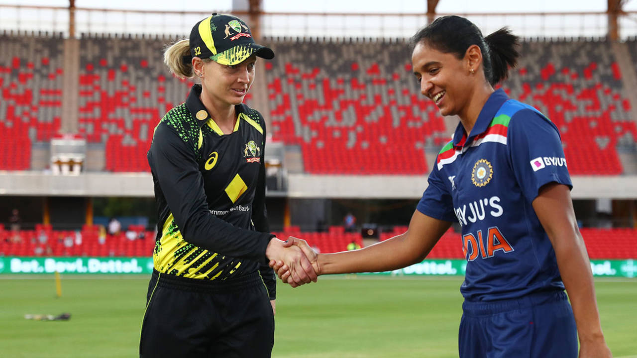 Meg Lanning and Harmanpreet Kaur share a smile at the toss, Australia vs India, 3rd Women's T20I, Metricon Stadium, October 10, 2021