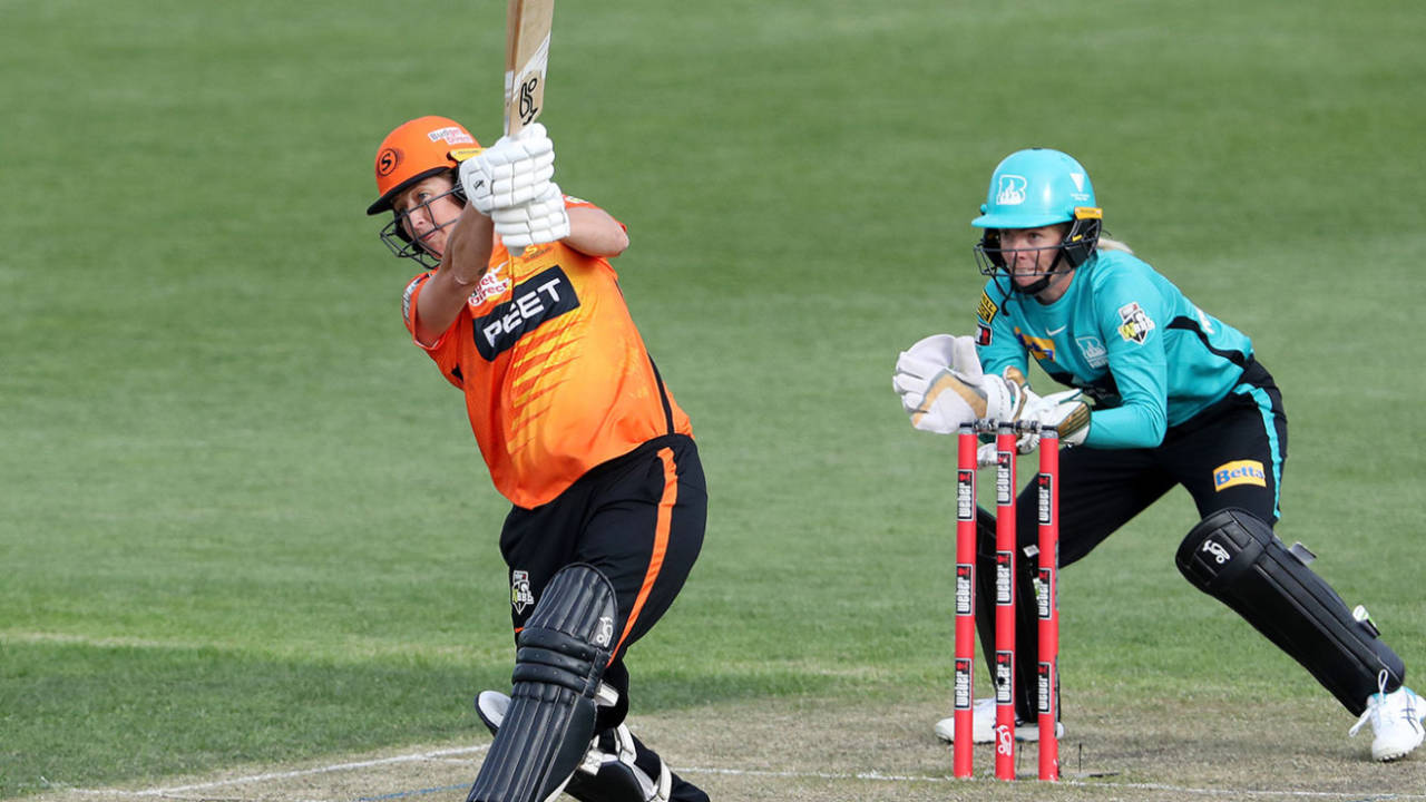 Sophie Devine lofts down the ground, Brisbane Heat vs Perth Scorchers, WBBL, Hobart, October 17, 2021