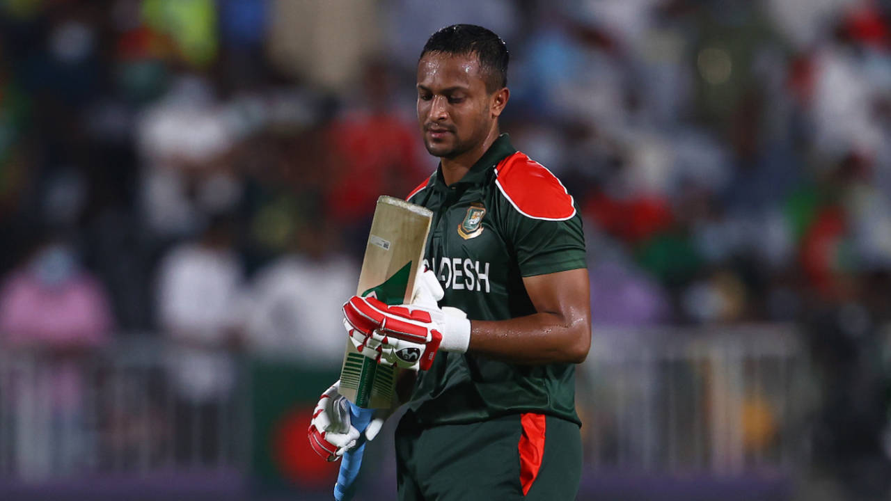 Shakib Al Hasan walks back after being dismissed by Chris Greaves, Bangladesh vs Scotland, T20 World Cup, Muscat, October 17, 2021