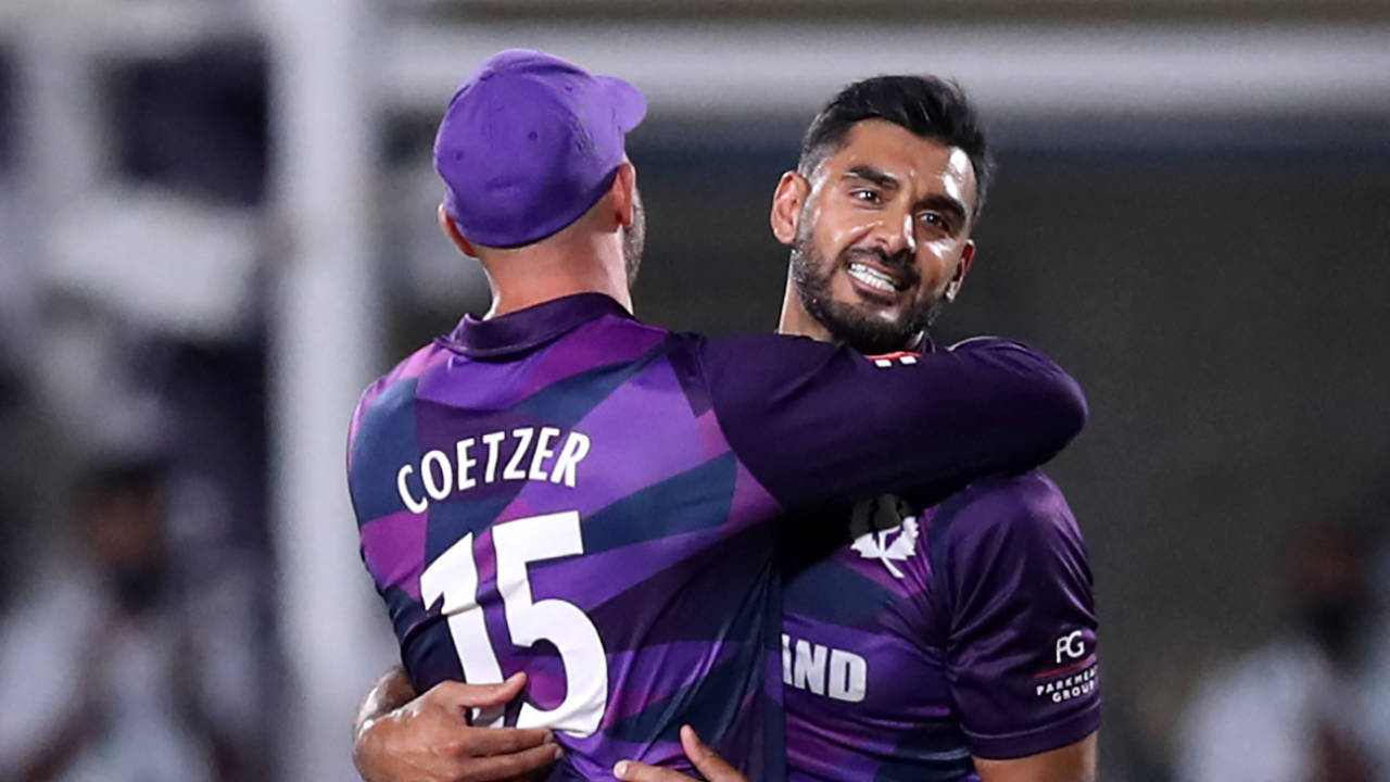 Safyaan Sharif and Kyle Coetzer celebrate the win, Bangladesh vs Scotland, T20 World Cup, Muscat, October 17, 2021
