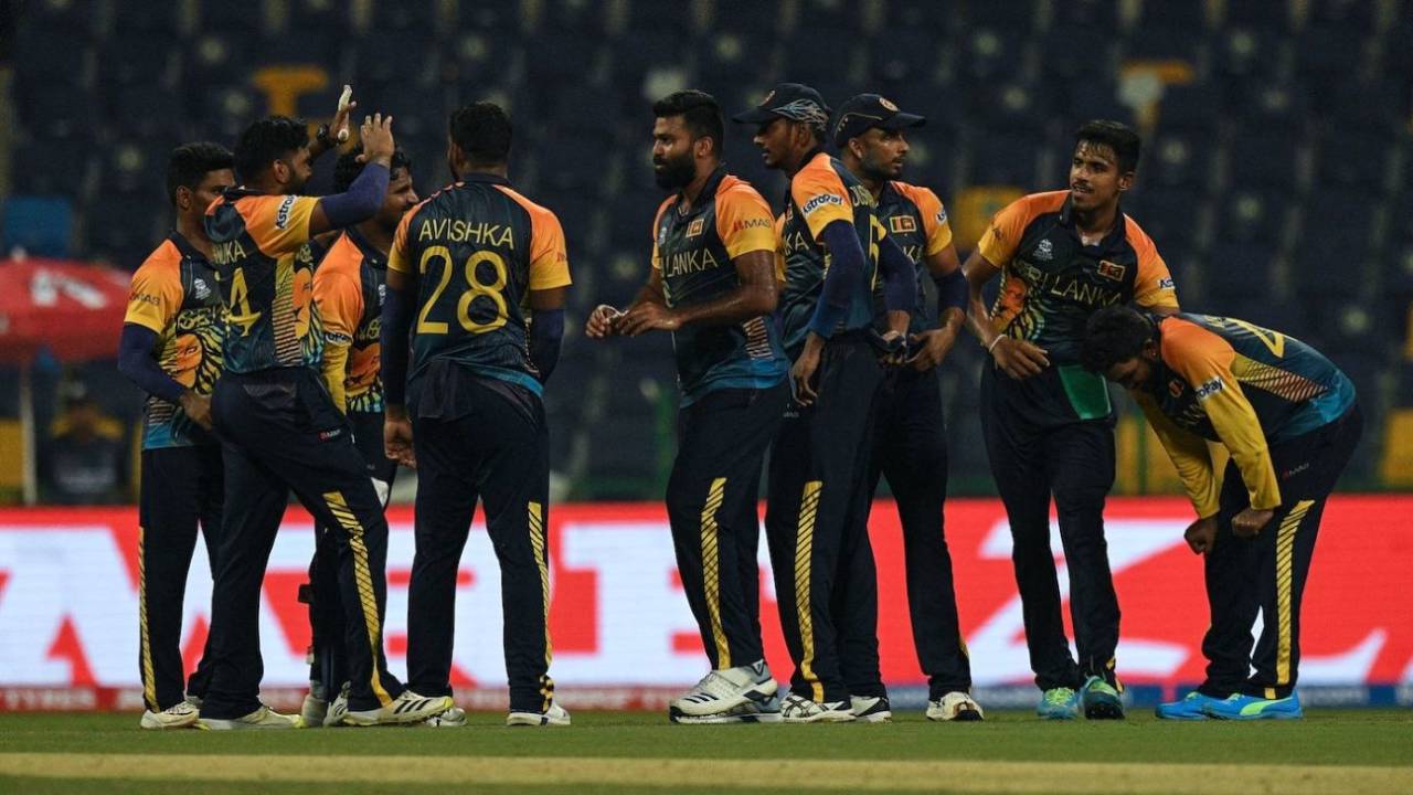 Lahiru Kumara celebrates with his team-mates after picking up a wicket, Ireland vs Sri Lanka, T20 World Cup, Abu Dhabi, October 20, 2021