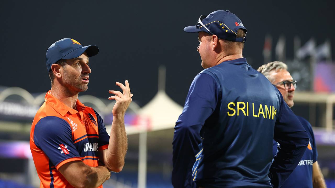 Ryan ten Doeschate talks to Mickey Arthur after the game