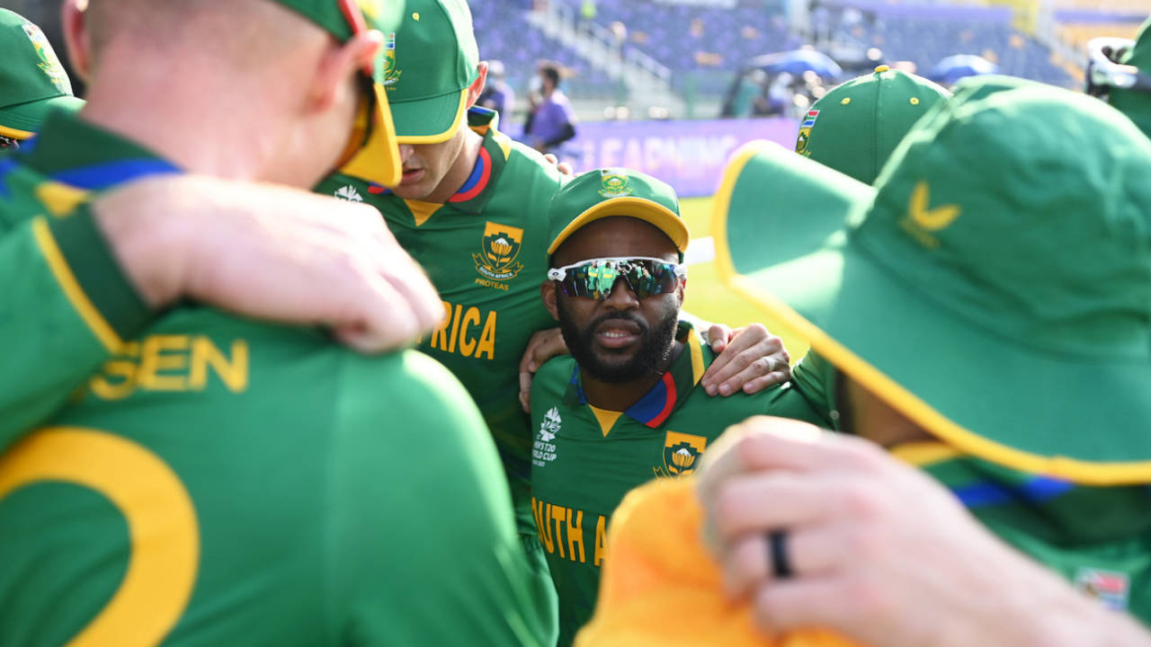 Temba Bavuma gives his team a pep talk before the chase, Australia vs South Africa, T20 World Cup, Abu Dhabi, October 23, 2021