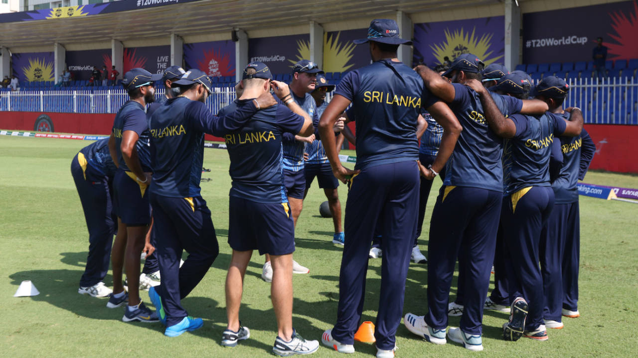 Mickey Arthur speaks in the Sri Lanka team huddle&nbsp;&nbsp;&bull;&nbsp;&nbsp;ICC via Getty
