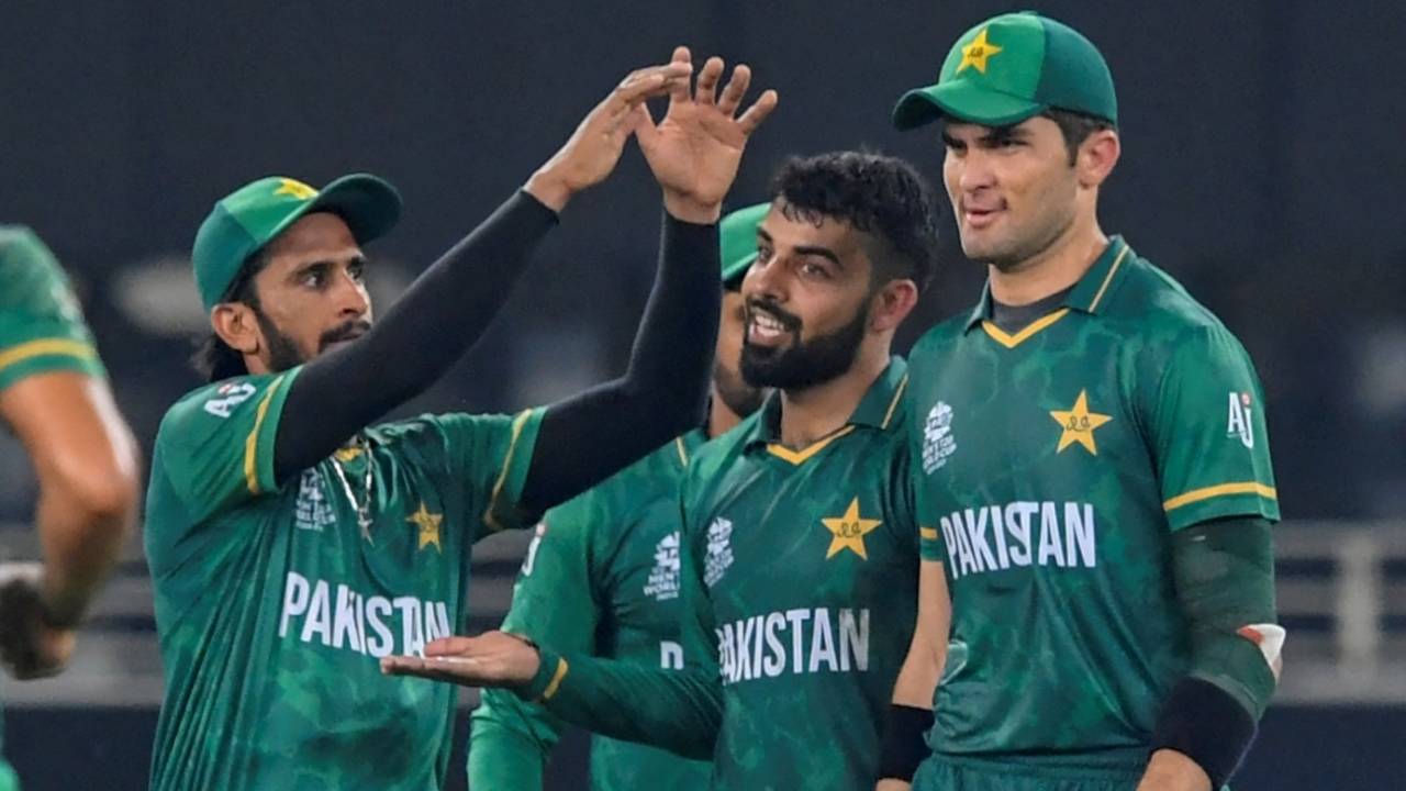 Shadab Khan held on to a skier off his own bowling to end Rishabh Pant's innings, India vs Pakistan, Men's T20 World Cup 2021, Super 12s, Dubai, October 24, 2021