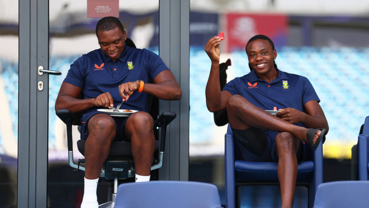 Lungi Ngidi and Kagiso Rabada grab a bite before the game, South Africa vs West Indies, T20 World Cup, Group 1, Dubai, October 26, 2021