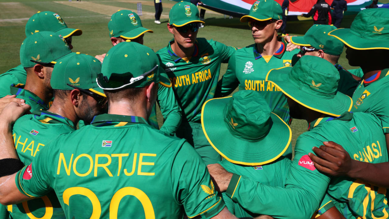 The South Africans get into a huddle before the game, South Africa vs West Indies, T20 World Cup, Group 1, Dubai, October 26, 2021