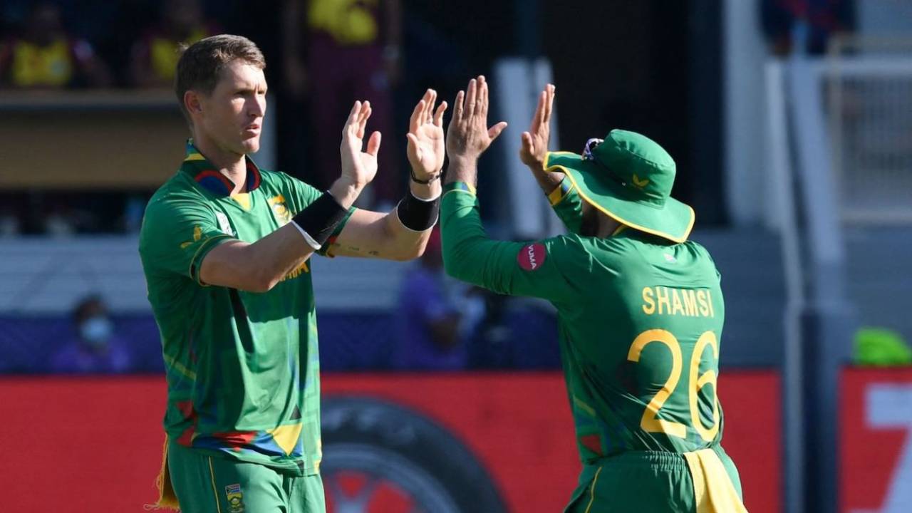 Dwaine Pretorius celebrates a wicket with Temba Bavuma, South Africa vs West Indies, T20 World Cup, Group 1, Dubai, October 26, 2021