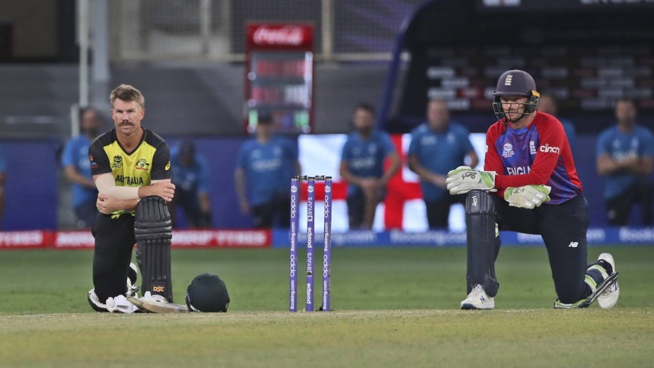 David Warner and Jos Buttler take a knee before the start of the match, Australia vs England, T20 World Cup, Group 1, Dubai, October 30, 2021