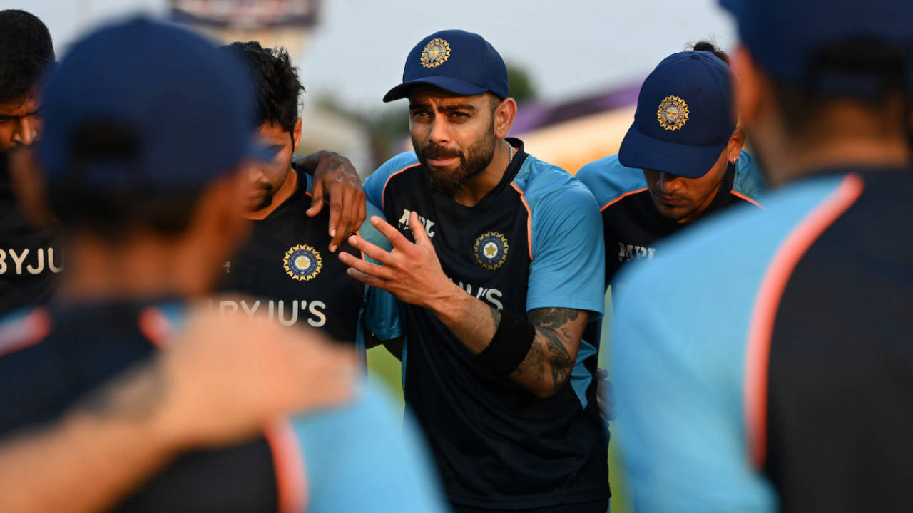 Virat Kohli issues the last round of instructions before the game, Afghanistan vs India, T20 World Cup, Group 2, Abu Dhabi, November 3, 2021