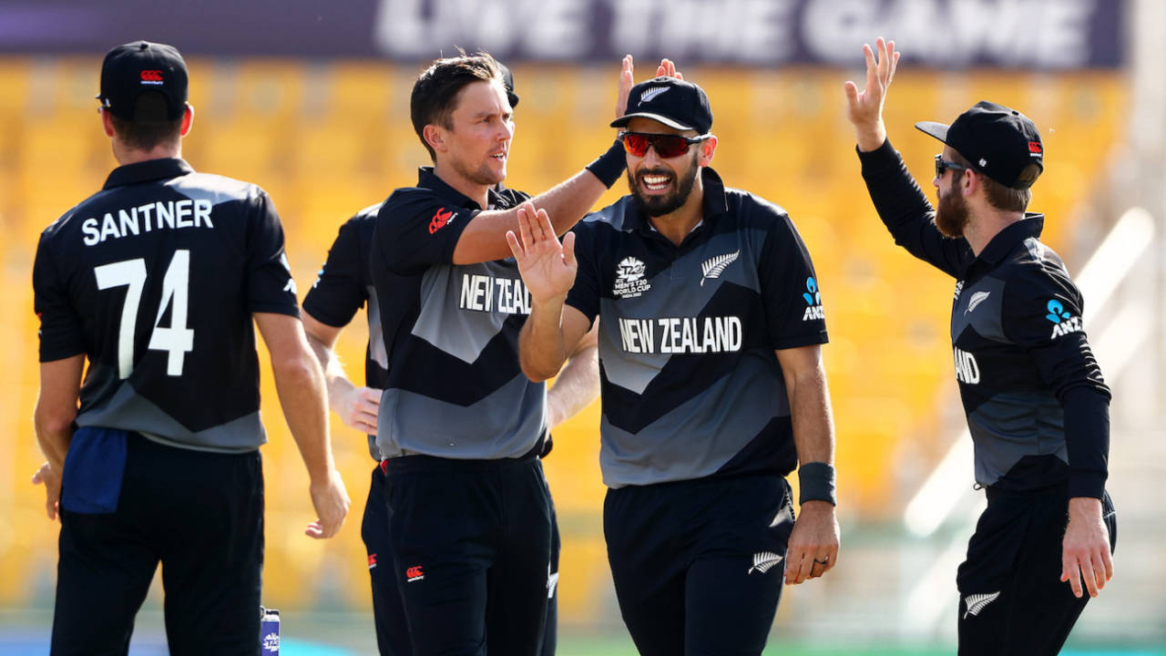 Trent Boult is congratulated by team-mates after picking a wicket, Afghanistan vs New Zealand, T20 World Cup, Group 2, Abu Dhabi, November 7, 2021
