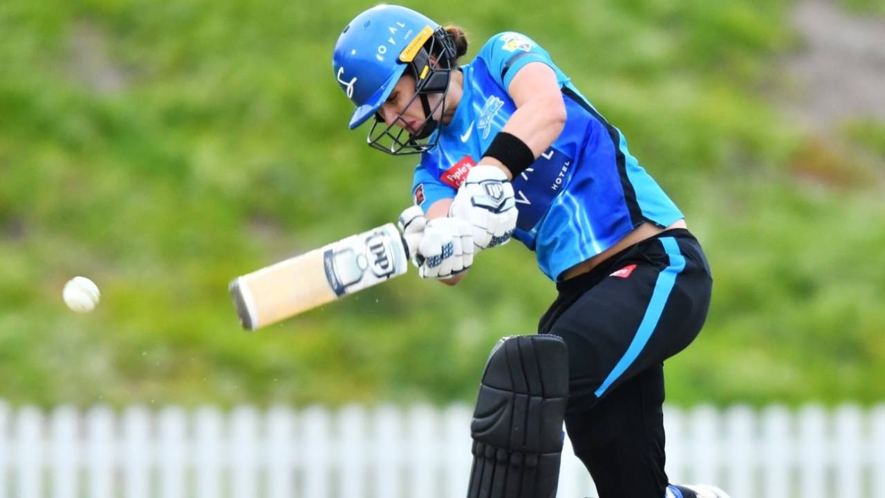 Laura Wolvaardt on her way to a half-century, Adelaide Strikers vs Sydney Thunder, WBBL 2021-22, Adelaide, November 9, 2021