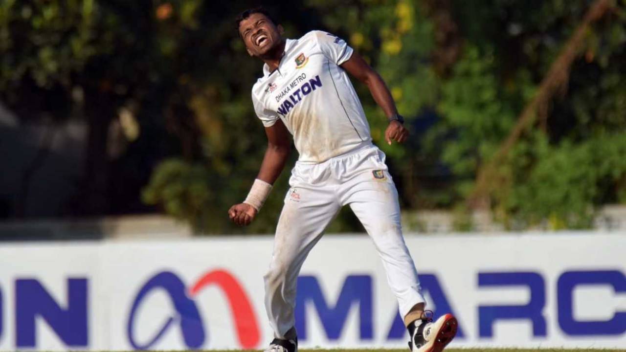 Dhaka Metropolis' Shohidul Islam celebrates one of his seven wickets against Rajshahi Division&nbsp;&nbsp;&bull;&nbsp;&nbsp;Walton