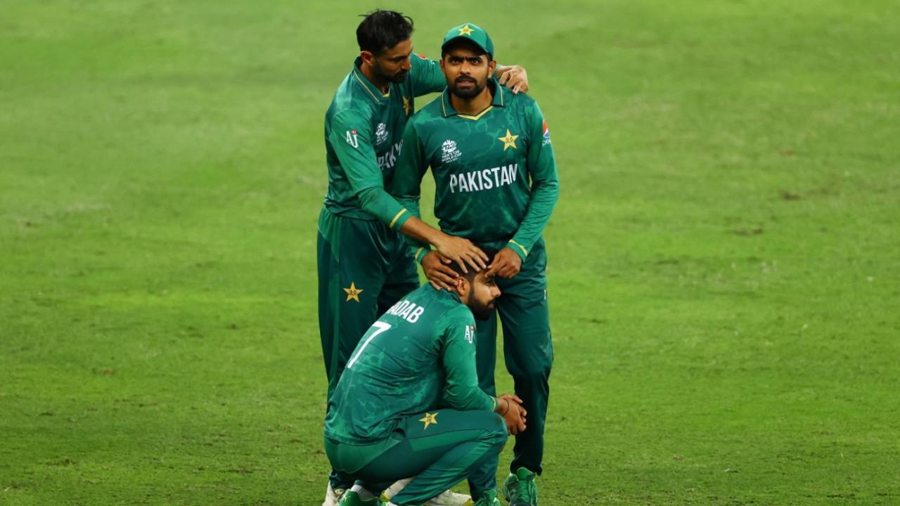 Shoaib Malik tries to offer Babar Azam and Shadab Khan consolation after Australia's win, Australia vs Pakistan, T20 World Cup, 2nd semi-final, Dubai, November 11, 20211