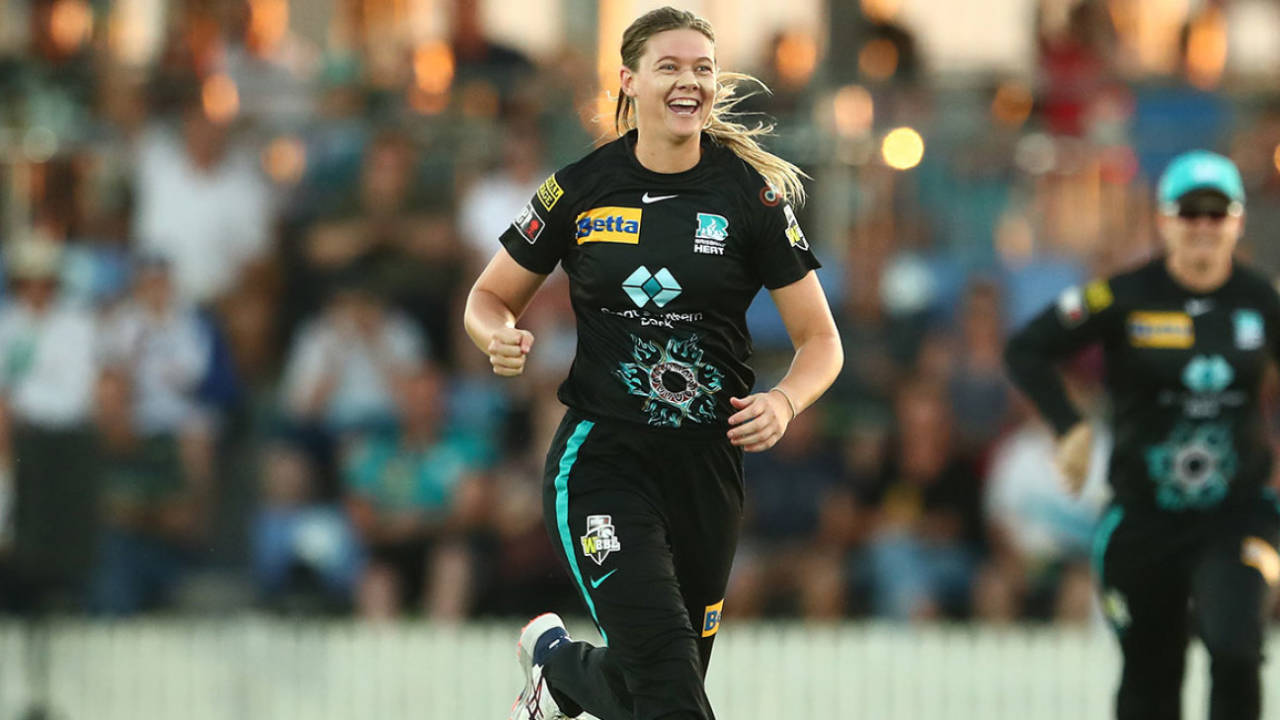 Courtney Sippel was outstanding with the new ball, Brisbane Heat vs Sydney Sixers, WBBL, Mackay, November 13, 2021
