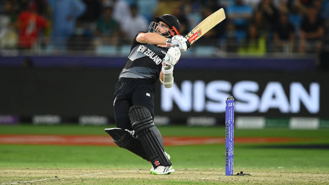 Kane Williamson bends his back to go after the ball, Australia vs New Zealand, T20 World Cup final, Dubai, November 14, 2021