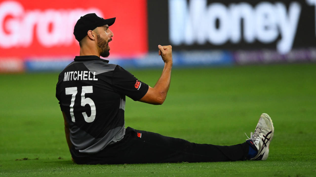Daryl Mitchell celebrates after taking a catch to dismiss Aaron Finch, Australia vs New Zealand, T20 World Cup final, Dubai, November 14, 2021