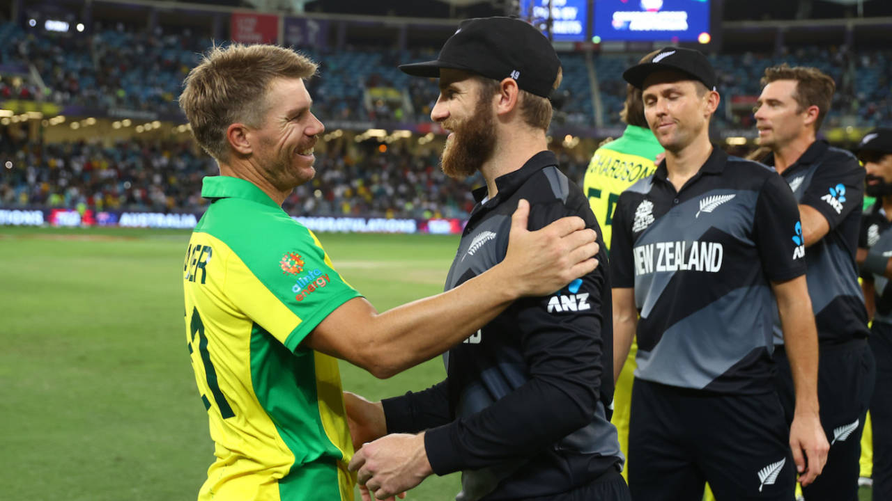 David Warner is congratulated by his IPL team-mate Kane Williamson, Australia vs New Zealand, T20 World Cup final, Dubai, November 14, 2021