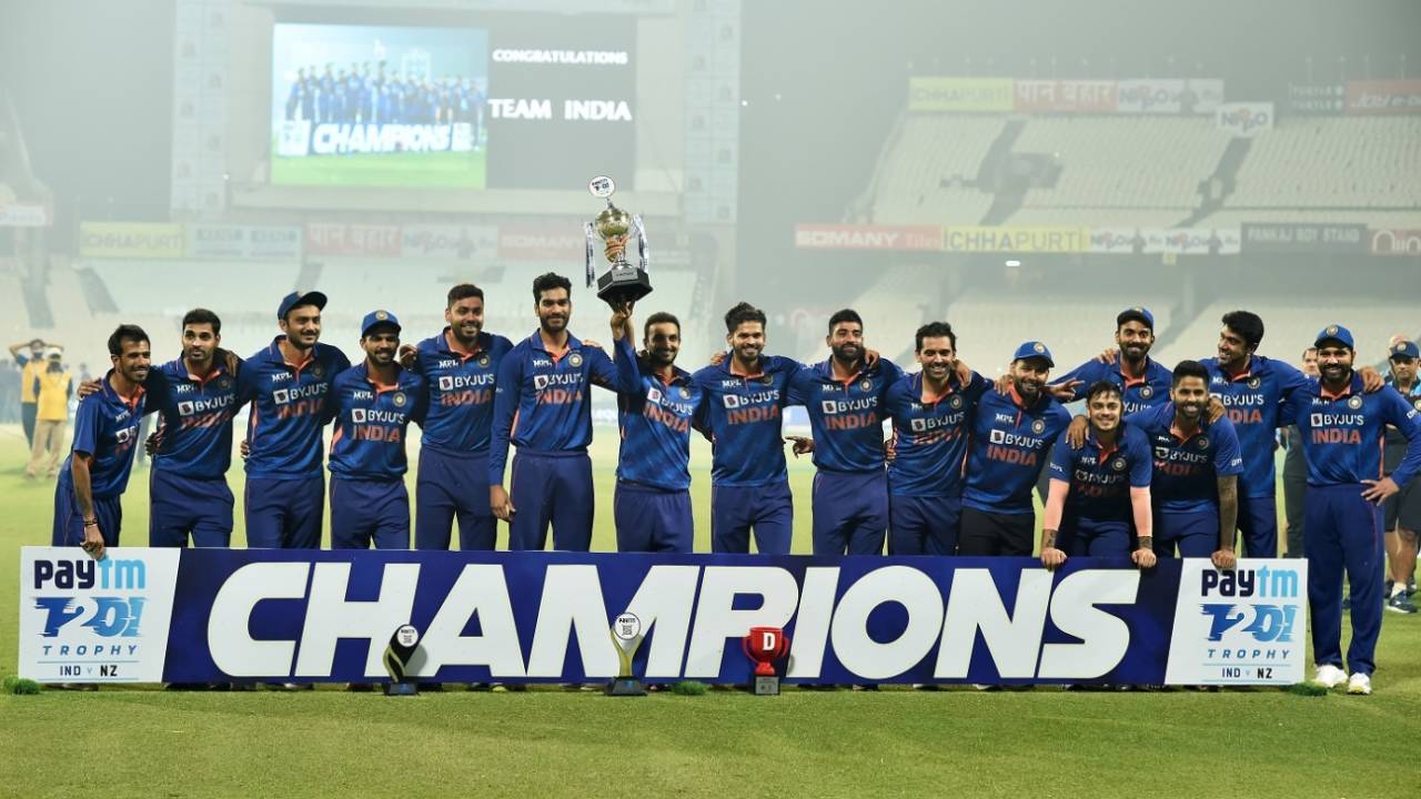 The Indian players pose with the trophy, India vs New Zealand, 3rd T20I, Kolkata, November 21, 2021