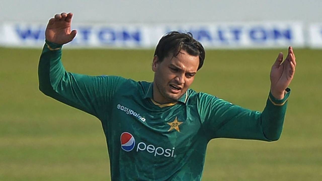 Usman Qadir reacts to a misfield off his bowling, Bangladesh vs Pakistan, 3rd T20I, Dhaka, November 22, 2021