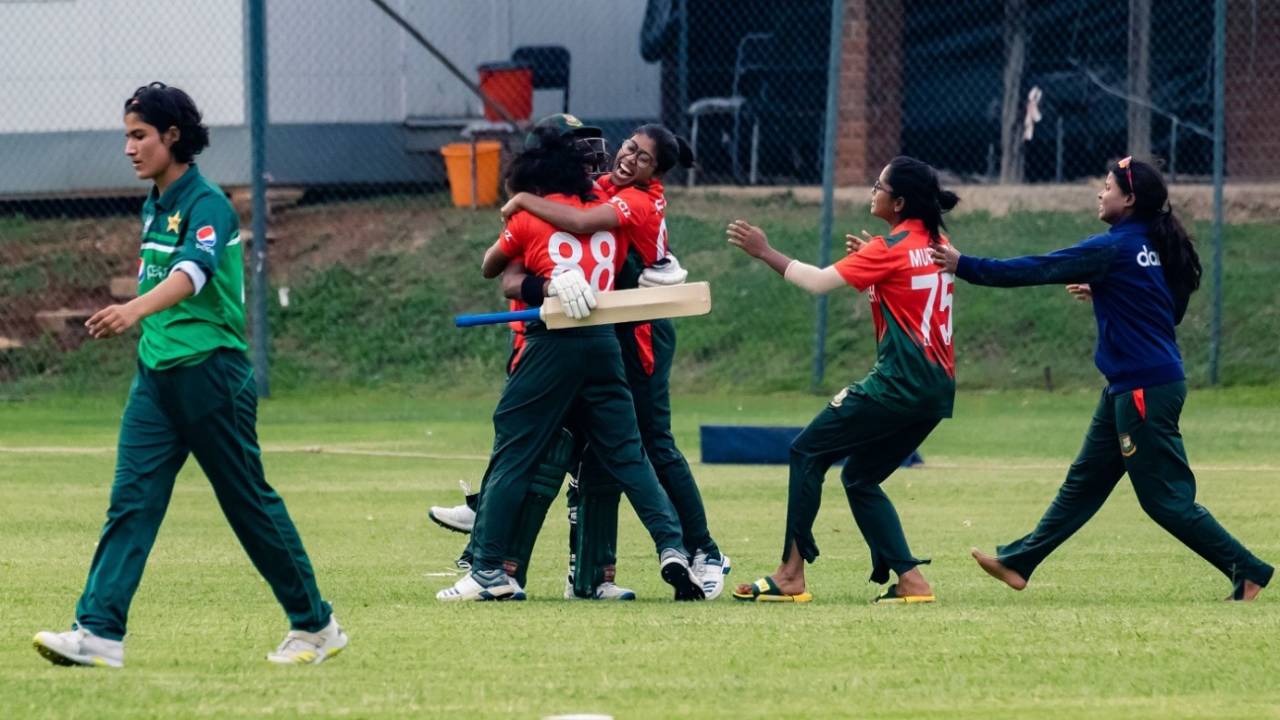 The Bangladesh players celebrate their victory, Bangladesh vs Pakistan, Women's World Cup Qualifier, Old Hararians, November 21, 2021