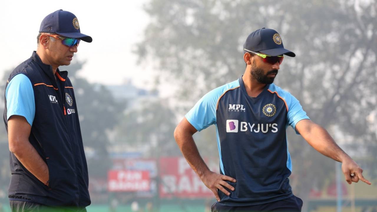 Head coach Rahul Dravid and captain Ajinkya Rahane have a chat ahead of the toss, India vs New Zealand, 1st Test, Green Park, Kanpur, 1st day, November 25, 2021