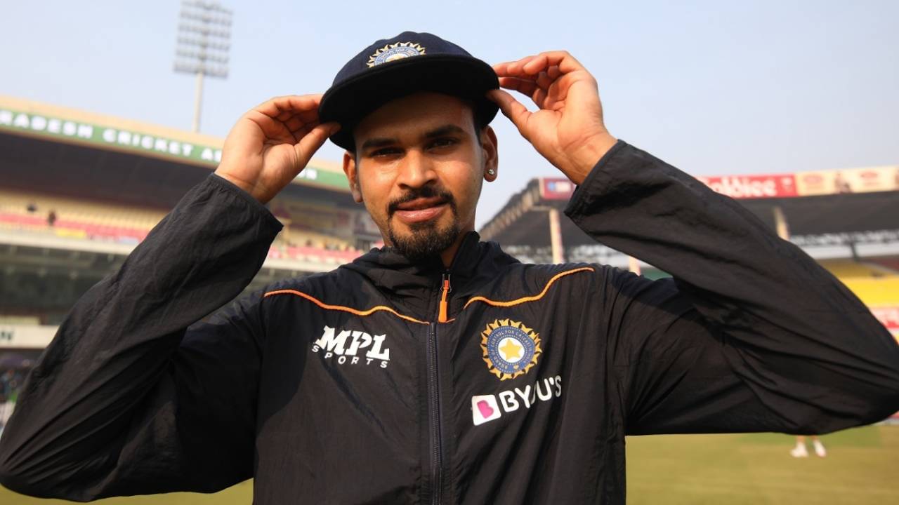 Shreyas Iyer with his India Test cap, India vs New Zealand, 1st Test, Green Park, Kanpur, 1st day, November 25, 2021