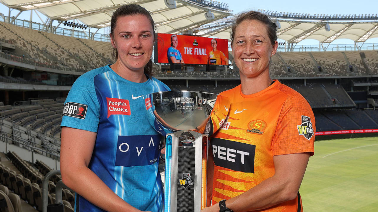 Tahlia McGrath and Sophie Devine with the WBBL trophy, Perth, November 26, 2021
