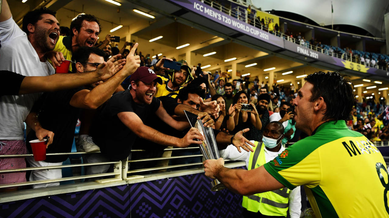Mitchell Marsh lets the fans get their hands on the World Cup, Australia vs New Zealand, T20 World Cup final, Dubai, November 14, 2021