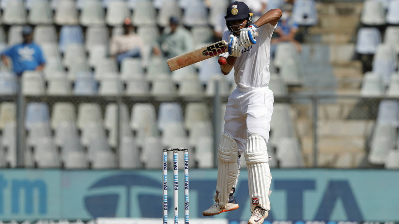 Shubman Gill goes on his toes to tackle a short ball, India vs New Zealand, 2nd Test, Mumbai, 3rd day, December 5, 2021
