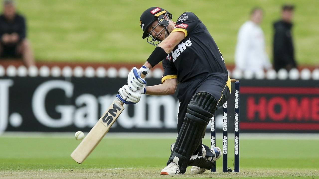 Logan van Beek smashes one off the middle of his bat, Wellington vs Central Districts, Super Smash T20 2021-22, Wellington, December 5, 2021