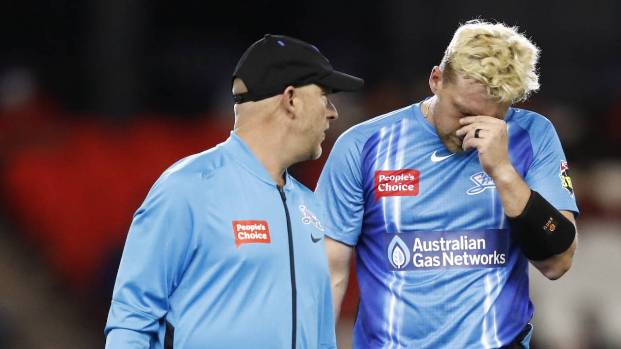 Ryan Gibson had to retire hurt, Melbourne Renegades vs Adelaide Strikers, BBL 2021-22, Melbourne, December 7, 2021