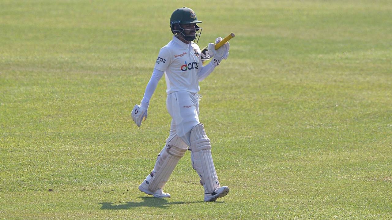Mominul Haque walks back after another low score, Bangladesh vs Pakistan, 2nd Test, 5th day, Dhaka, December 8, 2021
