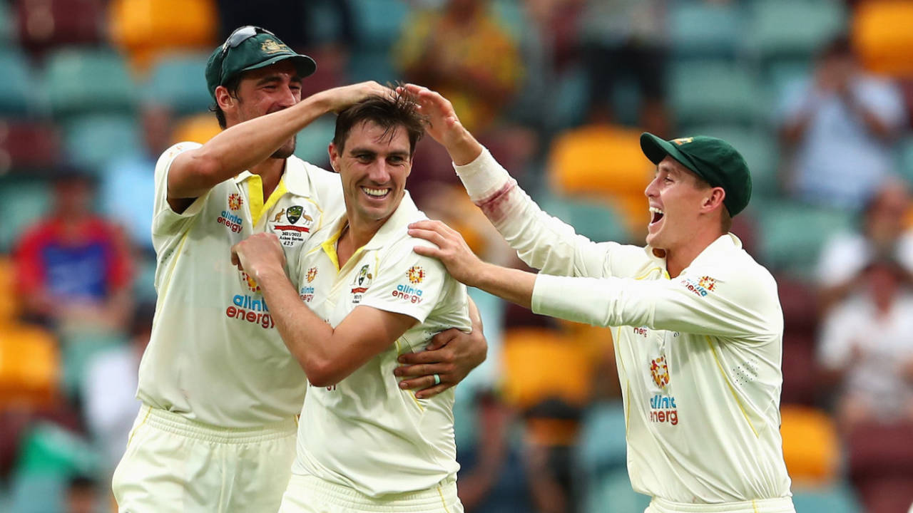 क्रिस वोक्स का विकेट लेने के बाद ख़ुशी ज़ाहिर करते हुए ऑस्ट्रेलियाई कप्तान&nbsp;&nbsp;&bull;&nbsp;&nbsp;Getty Images